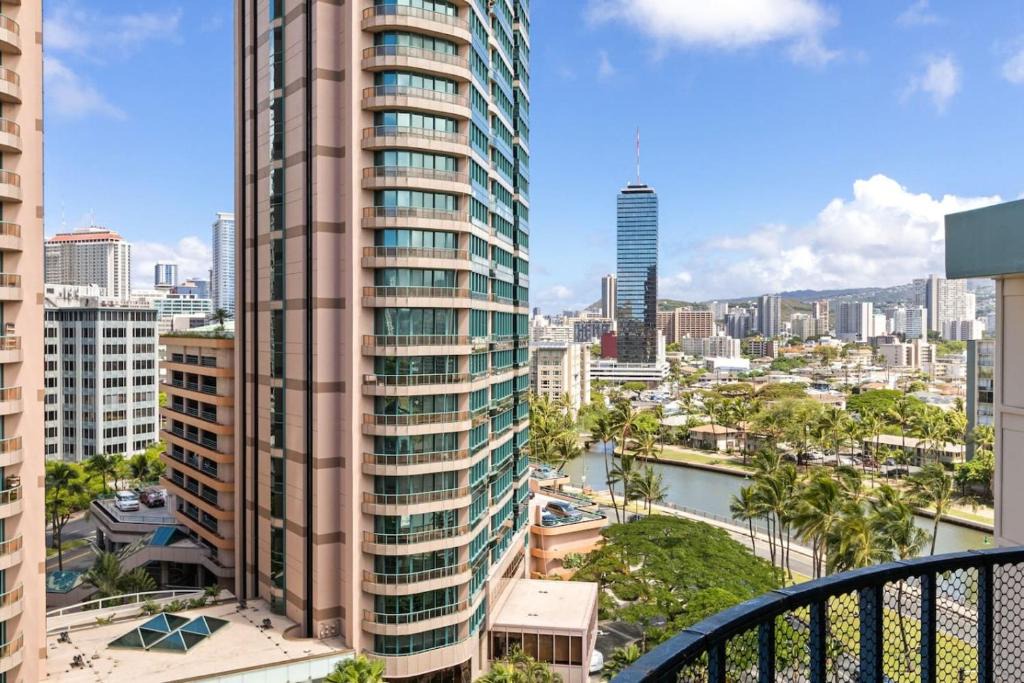 McCully - Moiliili Apartment | 05 FREE Parking 10 min beach 2br-Waikiki Ala Moana