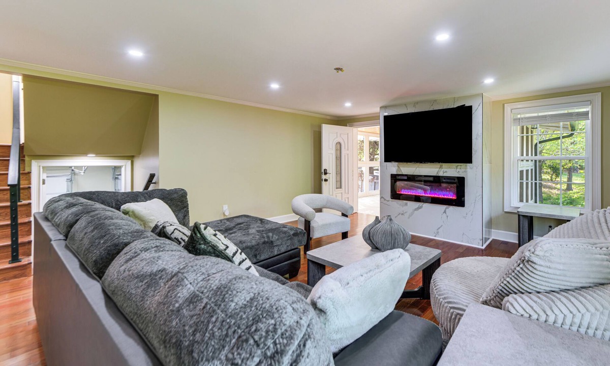 Americus House | 11 Acres & Balcony! Sleek Retreat in Americus