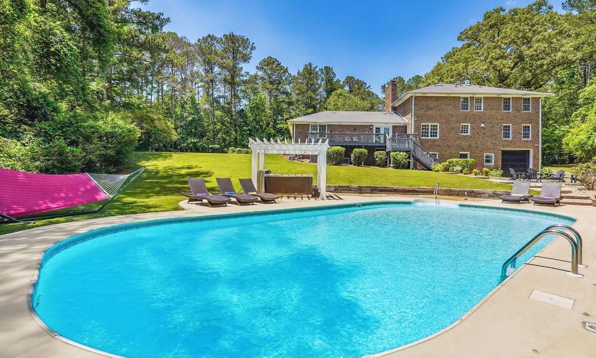 Church Street House | 16-Acre Serene Private Oasis Pool HotTub Firepit Playground Games