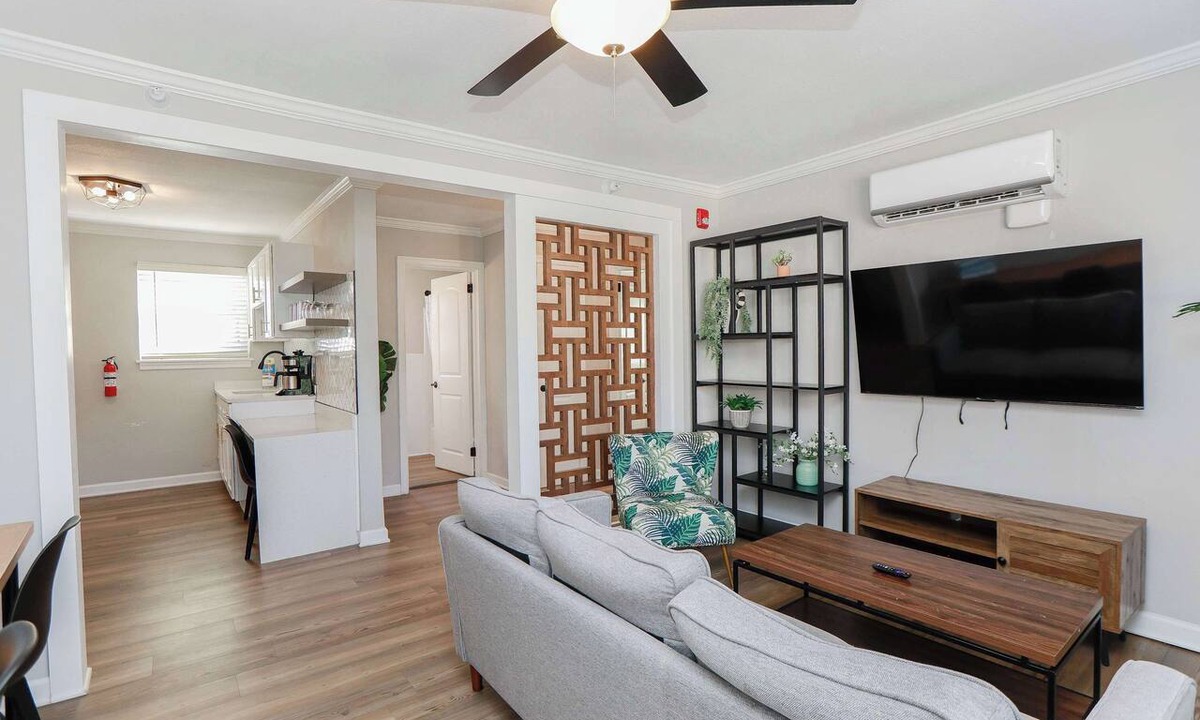 Cottage Line Apartment | 1866 EOV Wave Suite