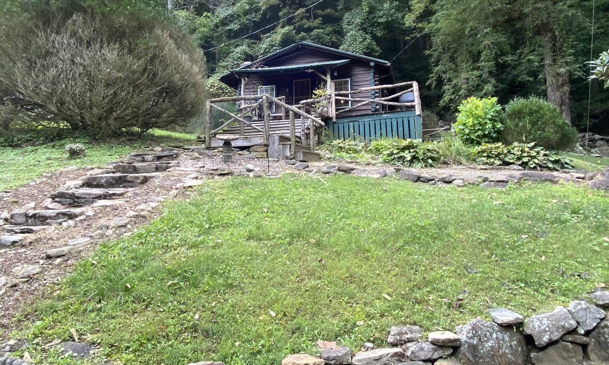 Cattail Creek Cabin | 1930’s Log Cabin on Rushing Creek!