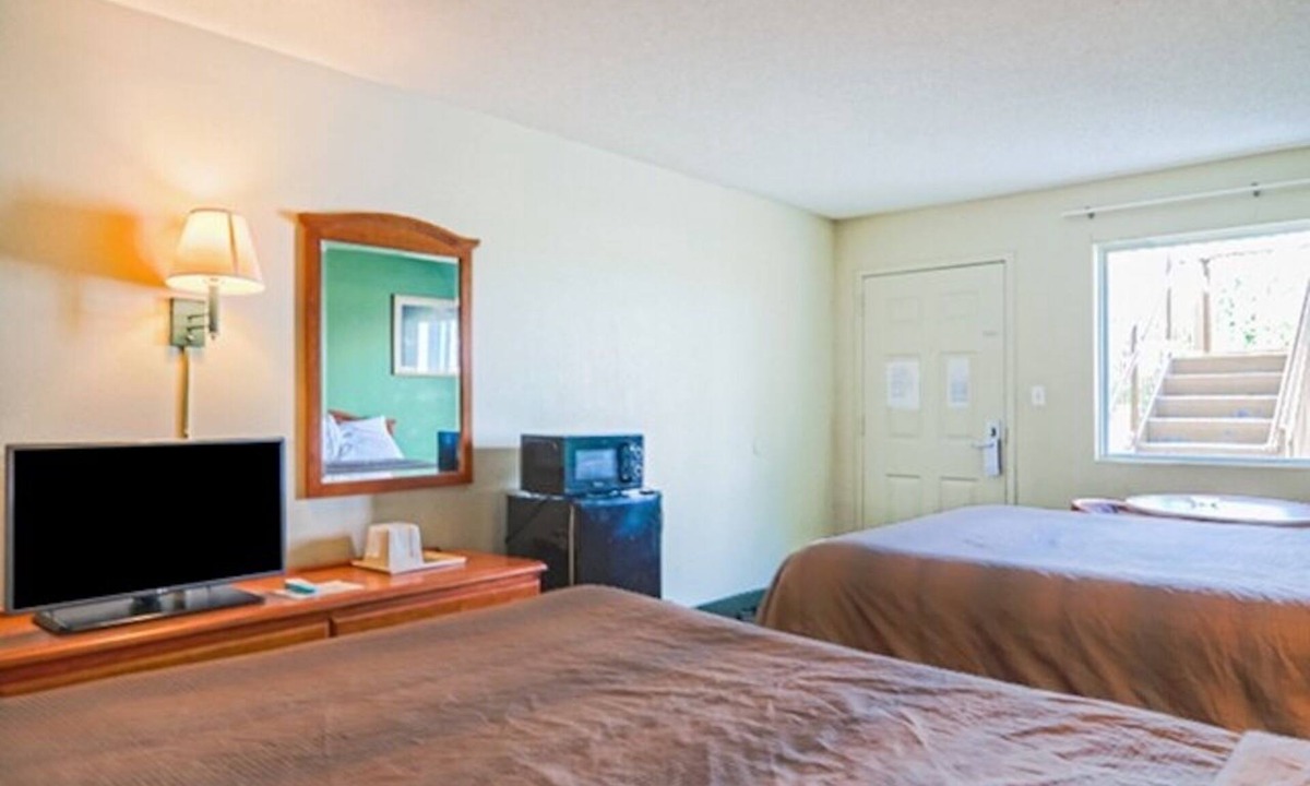 Ashburn Hotel | 2 Accommodations near Turner County Fairground | 2 Queen Beds | Free Parking
