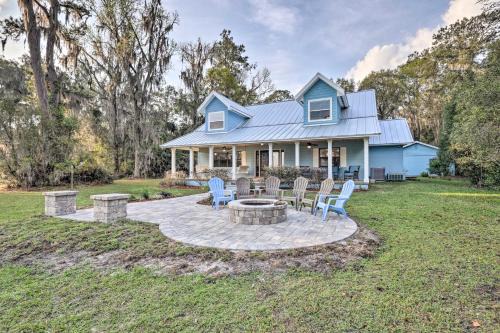 Earleton House | 20 Mi to UF Campus: Santa Fe Lake Escape w/Dock!