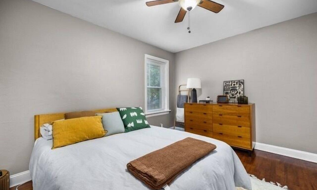 Clifton Heights Apartment | 2BD 2BA Duplex in quiet South City with easy access to I-44, near hospitals, parks, etc. Each unit has a queen bed, kitchen, fast WiFi, smart TV, and in-unit laundry. Ideal for solo travel, couples, or professionals. Free parking. No smoking.