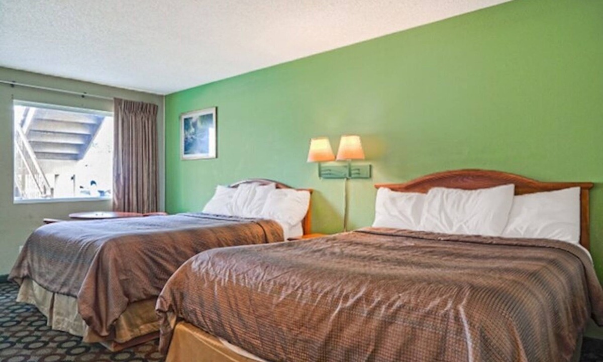 Ashburn Hotel | 3 Accommodations near Recreation Park | 2 Queen Beds | Free Parking