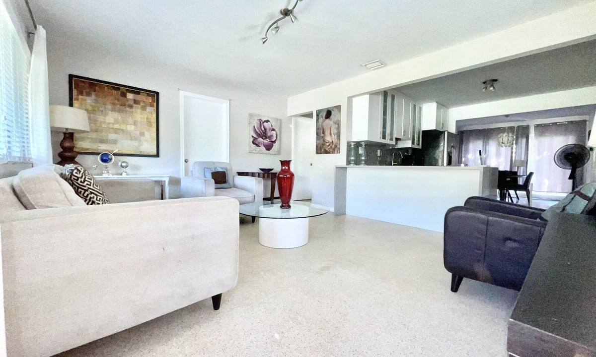 Oakland Park House | 3 Bedroom and 3 Bathroom Home