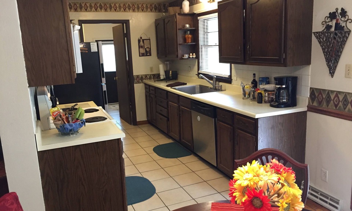 O'Fallon House | 3-bedroom House with 1 Car Garage available for the Holidays