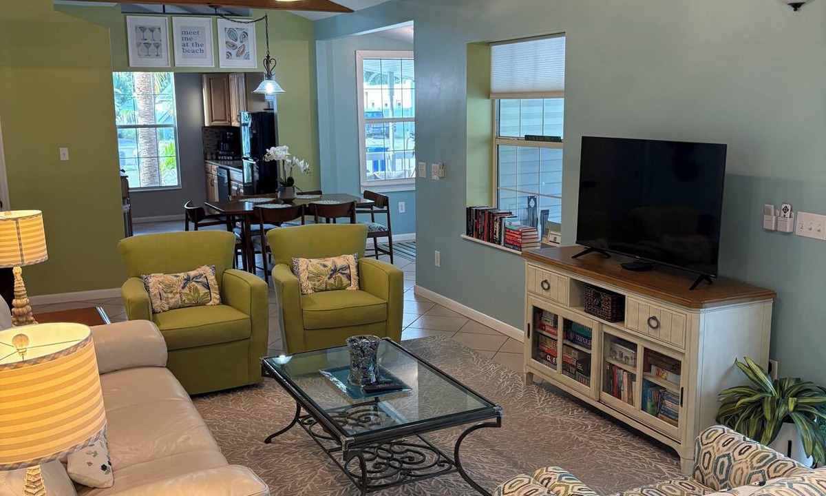 Venice House | 3BR En-Suite Pool Home in Venice Near Venice Beach & Fox Lea Farms & Downtown