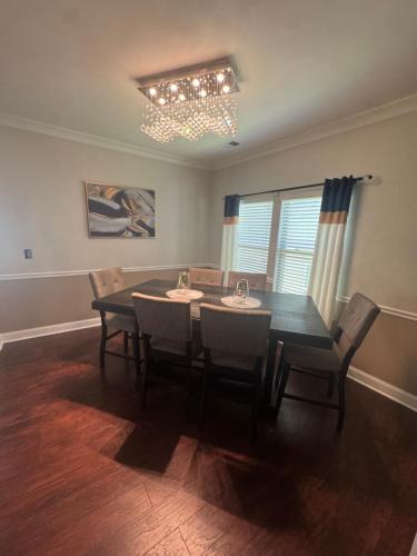 Decatur House | 4 Bedrooms Private Backyard Smoke Room Garden Tub