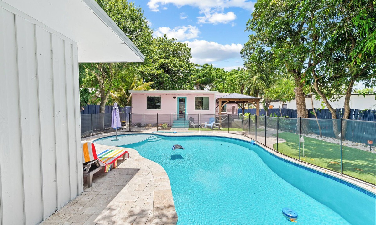 Poinciana Park House | 4BR Las Olas hidden Gem w/Pool, Game Room, 25 min FIFA2026, BBQ & mini golf