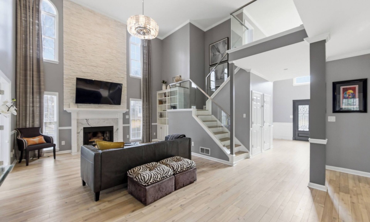 Mableton House | 6 bedrooms 4 full bathrooms 2 kitchens 16 miles to Stadium