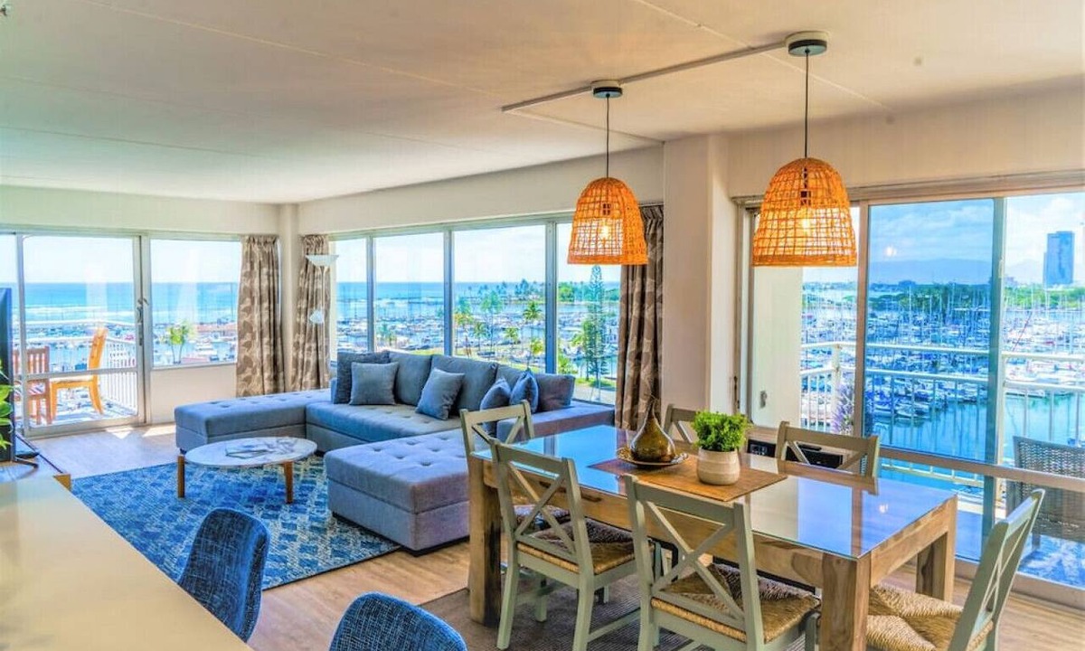 Waikiki Apartment | 643 · Beachfront Condo Ilikai Collection # 11. Sleeps 6.