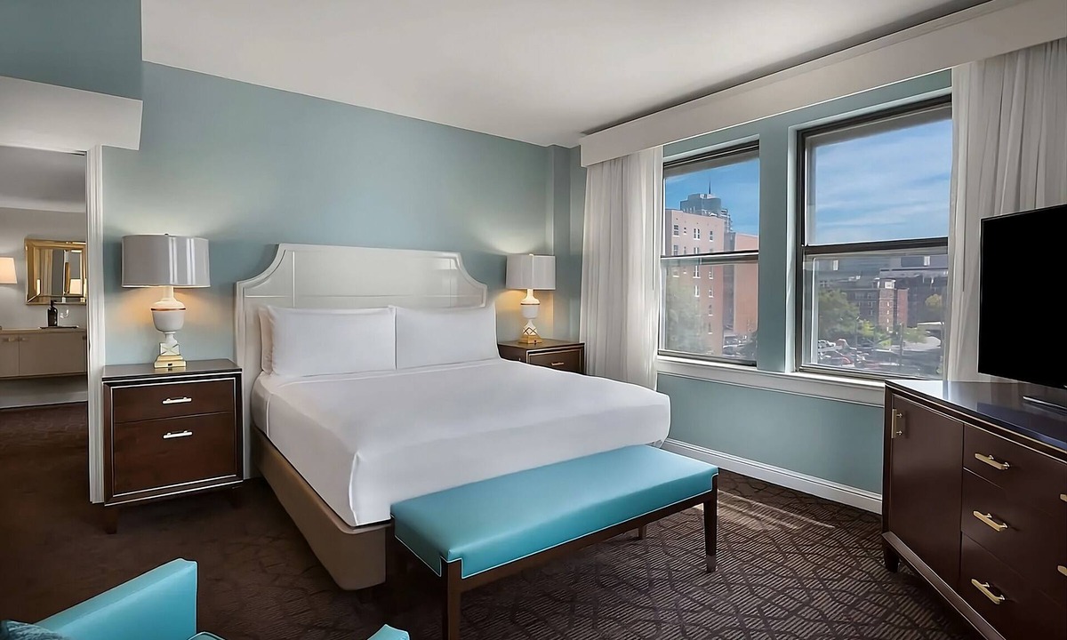Central West End Apartment | A short drive away from Saint Louis Science Center! W/Pool, Parking & Cinema!