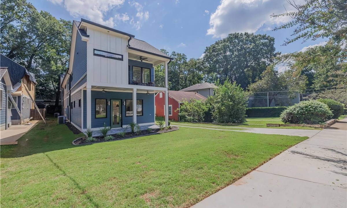 Edgewood House | A welcoming space for nurses, business travelers, and families between homes.