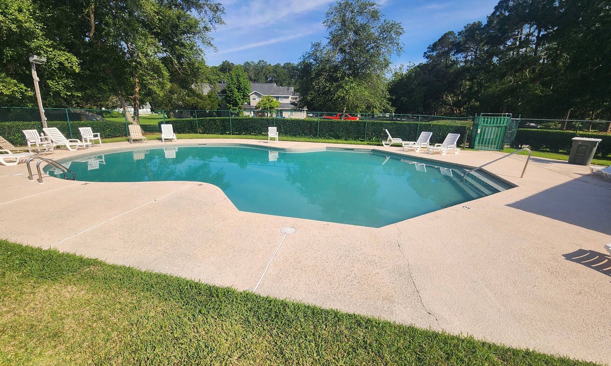 Kingsland House | Adorable 3/2, with community pool and centrally located