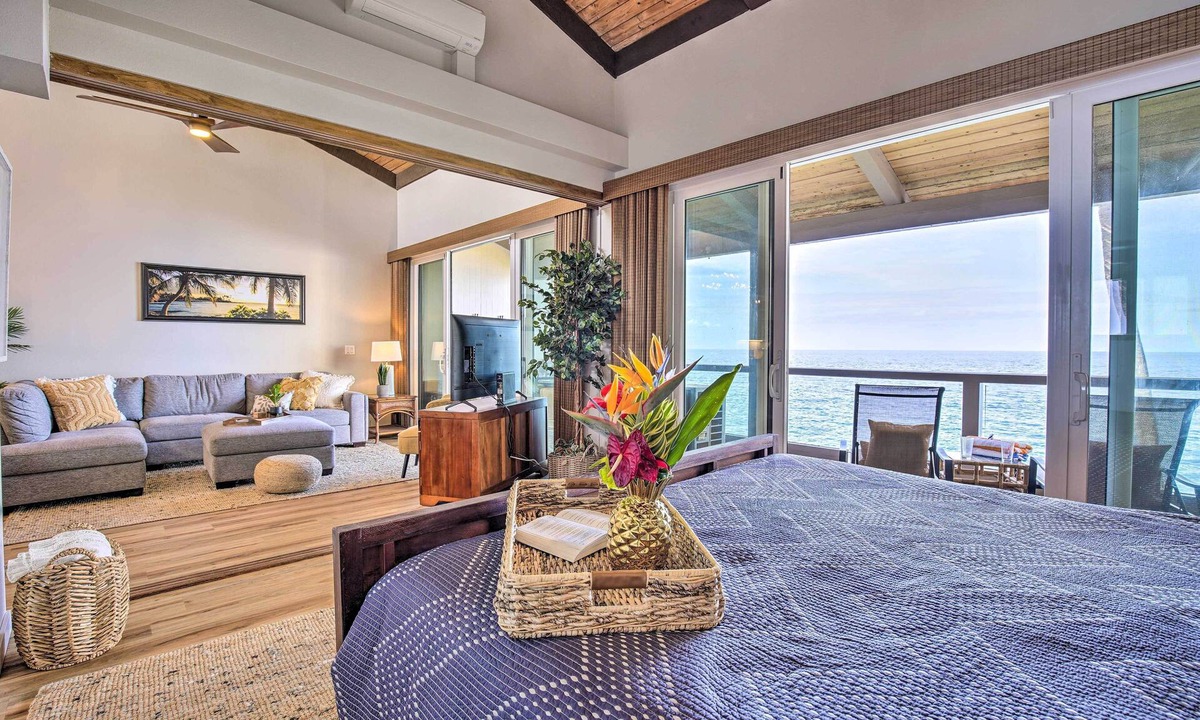 Kahaluu Bay Apartment | Airy Oceanfront Kailua-kona Gem w/Community Pool