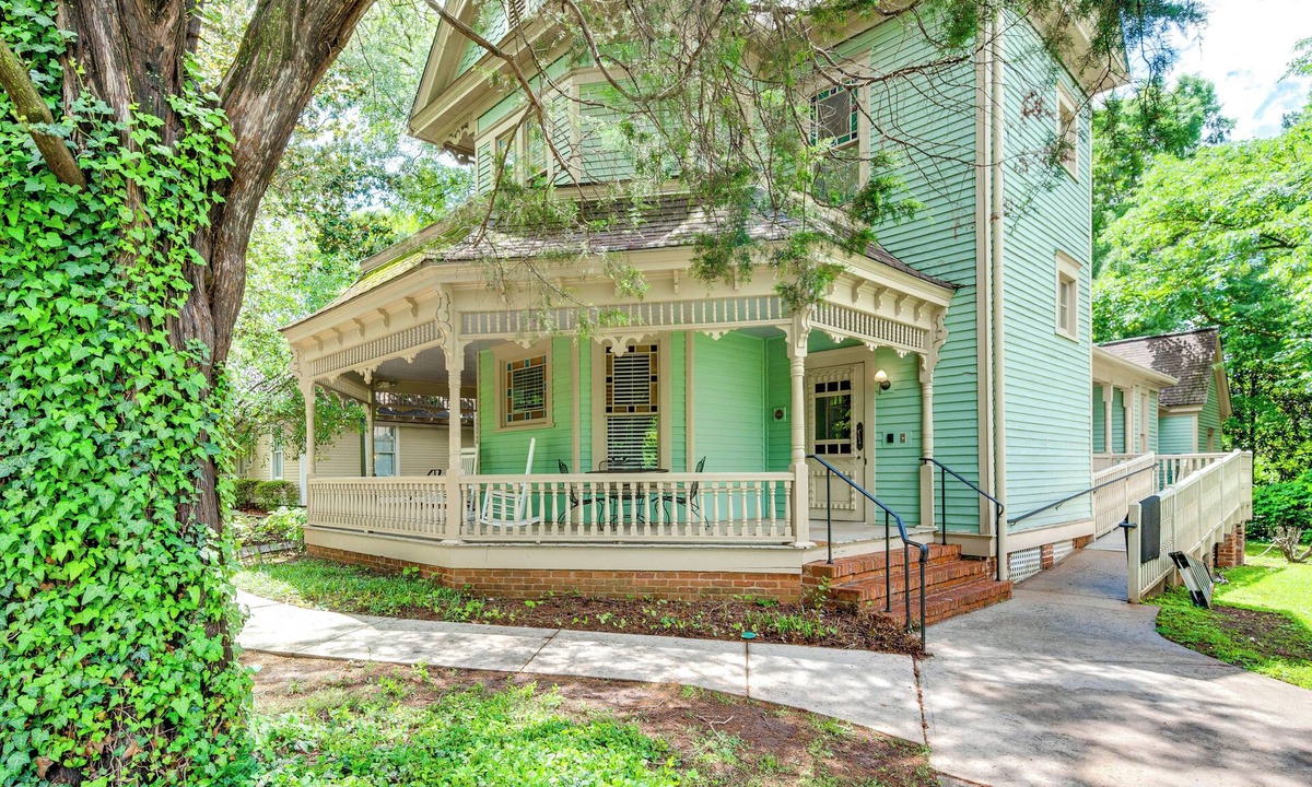Decatur House | ATL Commuter's Dream! 1/2 Mi to MARTA in Decatur