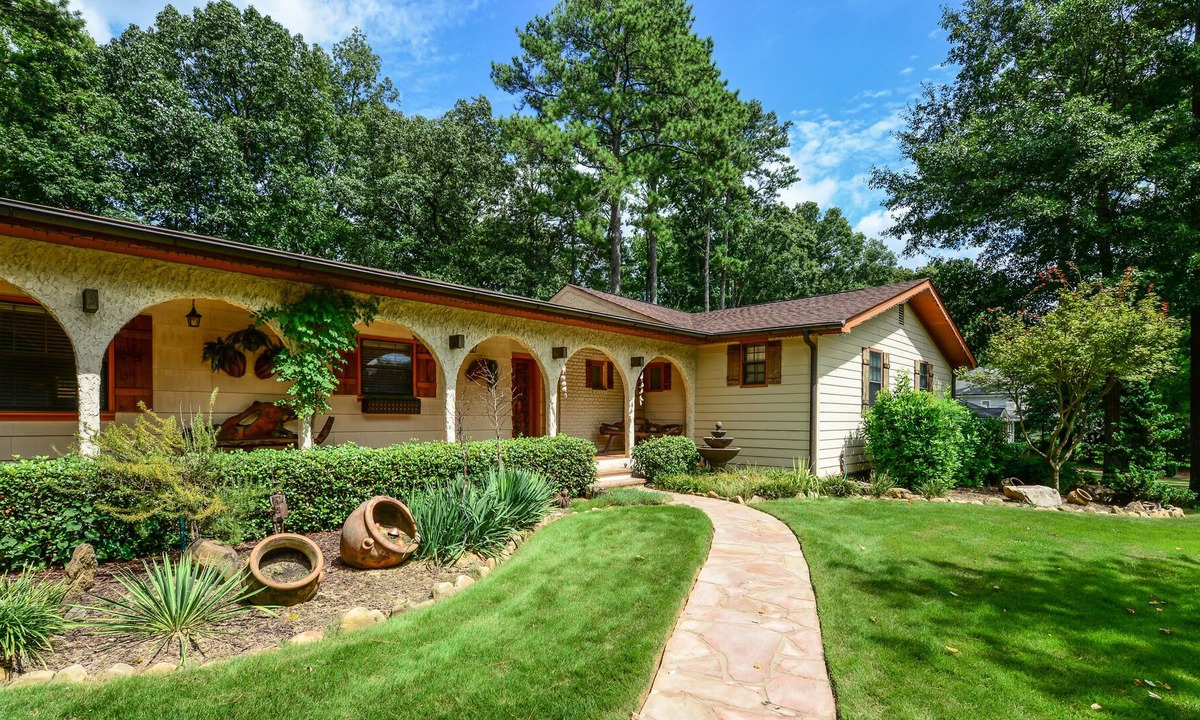 Ashford Park House | ATLANTA-BUCKHEAD-BROOKHAVEN 4/4 Rental home w/ Pool & fitness center
