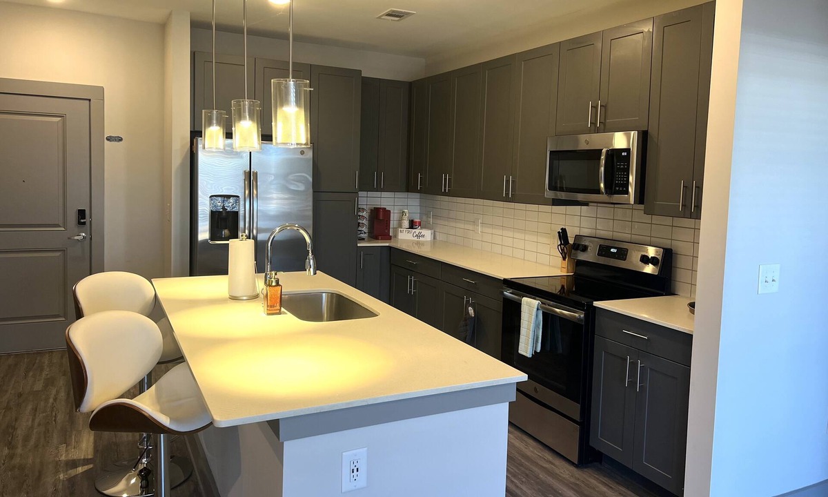 Morningside-Lenox Park Apartment | Atlanta Cozy Corner with fitness center, pool and rooftop garage parking!