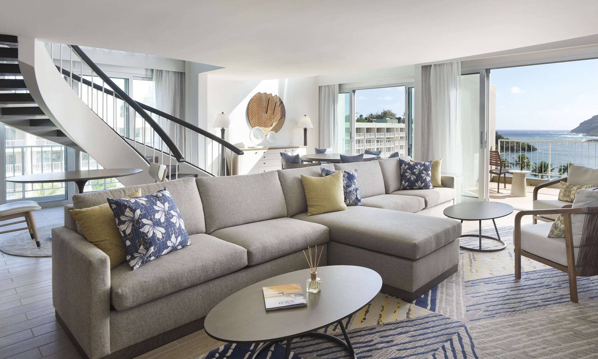 Lihue Hotel | Beach Resort with Outdoor Pool & Dining by the Ocean | Oceanfront 1BR Suite