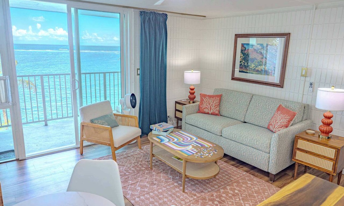 Punaluu Condo | Beachfront Condo w/Stunning Ocean Views