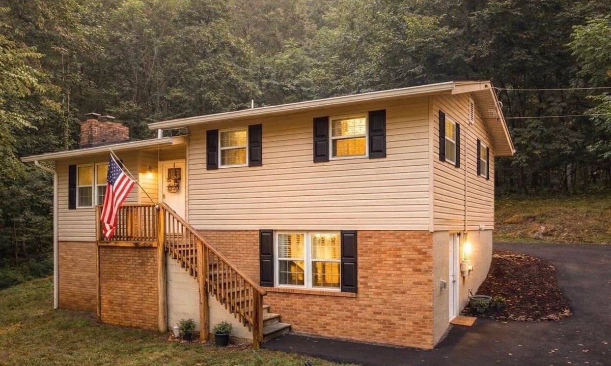 Midway House | Bear Oaks Retreat Luxury Woodland Escape Near Downtown Johnson City