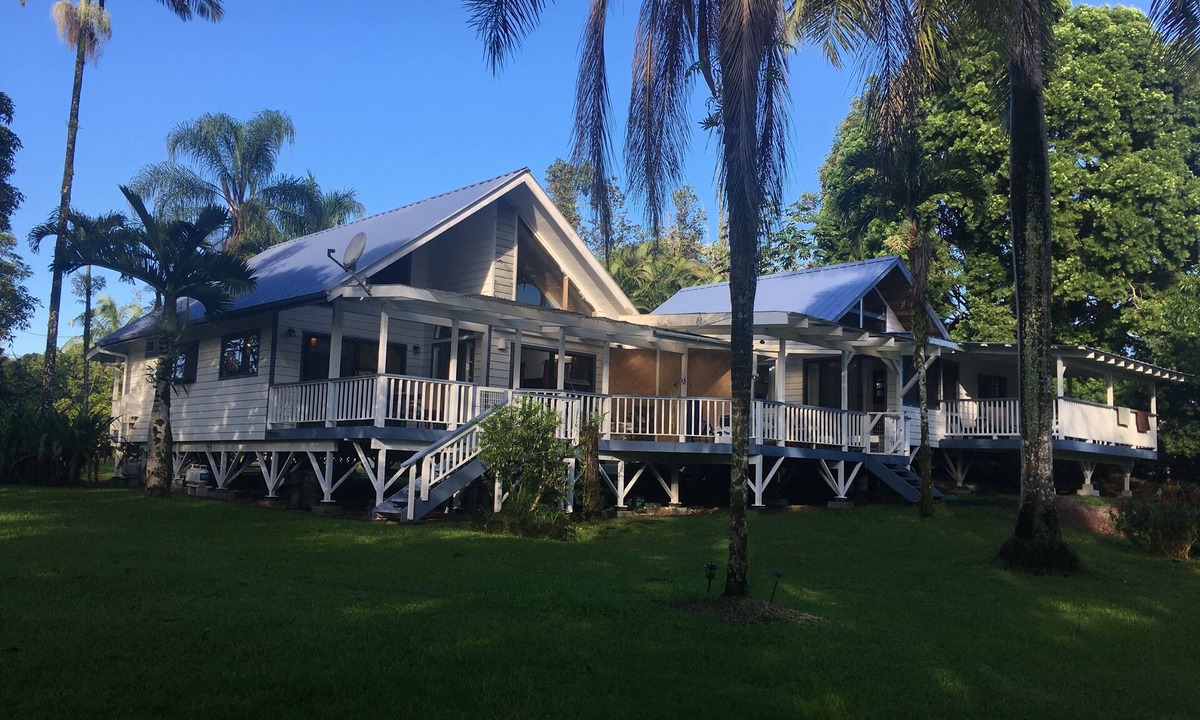 Keaau House | Beautiful 2 Bedroom, 1 bath, full kitchen, secluded acre of gardens