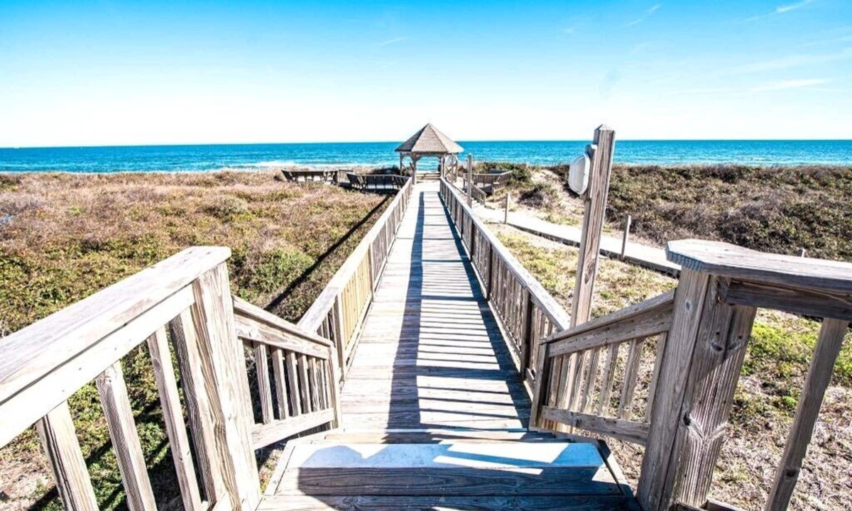 Duck Resort | Beautiful 3BR Condo in OBX, NC, Beach, Pools, Hot Tub, Family Resort Aug. 9-15