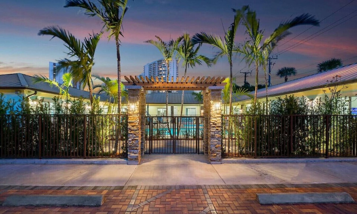 Singer Island Apartment | Bermuda Bungalows #3 🌴🏄‍♀️Quick Walk to Public Beach 🏊🩴Pool/Spa On-Site 🏖️🌅Downtown Singer Island 🌊😎Walk to Restuarants, Bars, Shops 🐬🌞Free On-Site Parking!