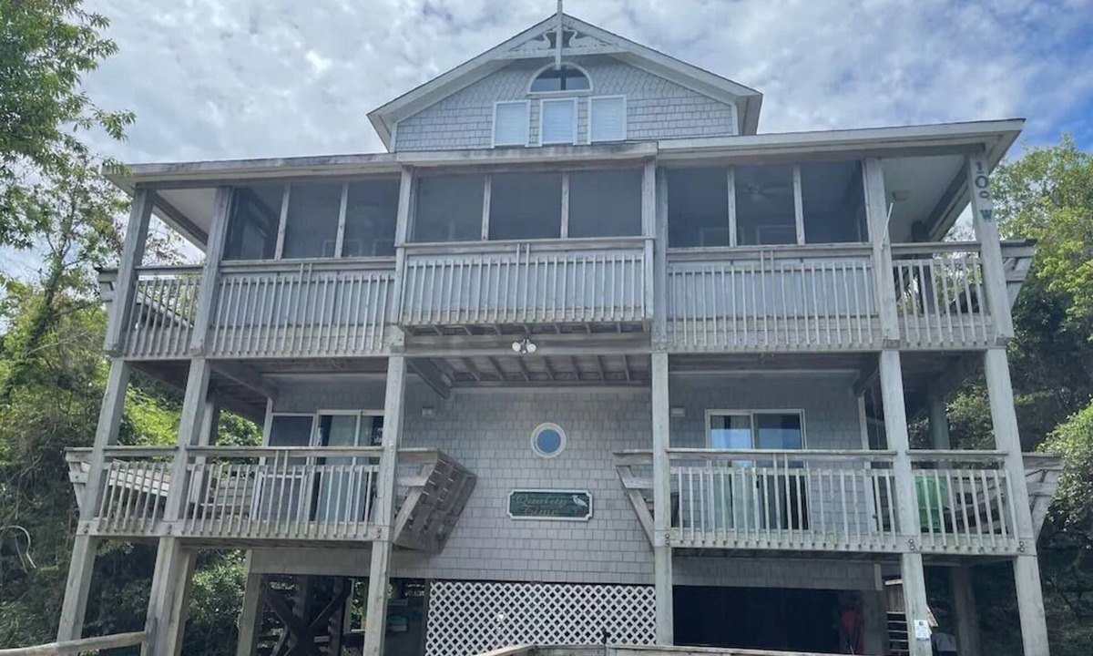 Tuckahoe House | Big Duck Energy: Skip the Traffic! Walk to Beach, Shopping or Restaurants