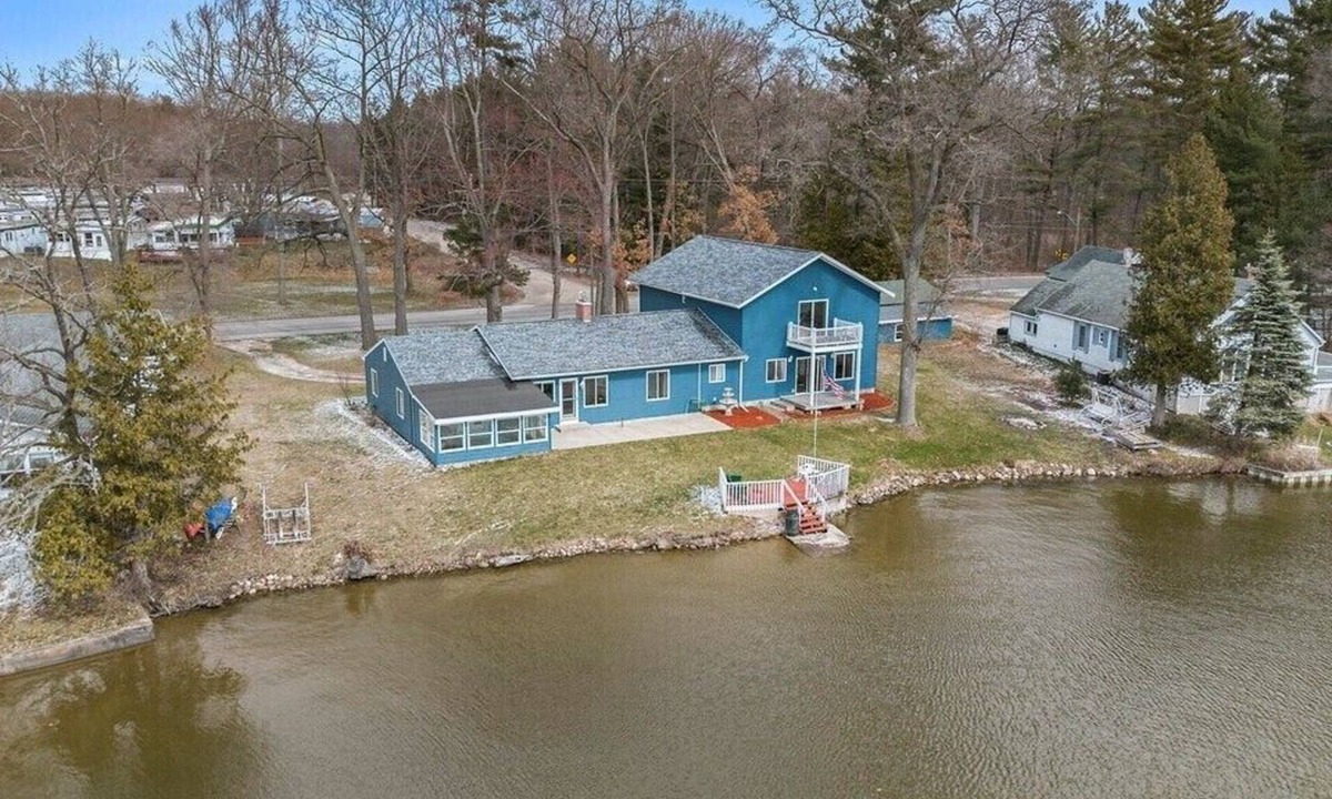 Newaygo House | Blue Haven Inn - Hess Lake Lakefront Property - Hot Tub, Kayaks, Central AC