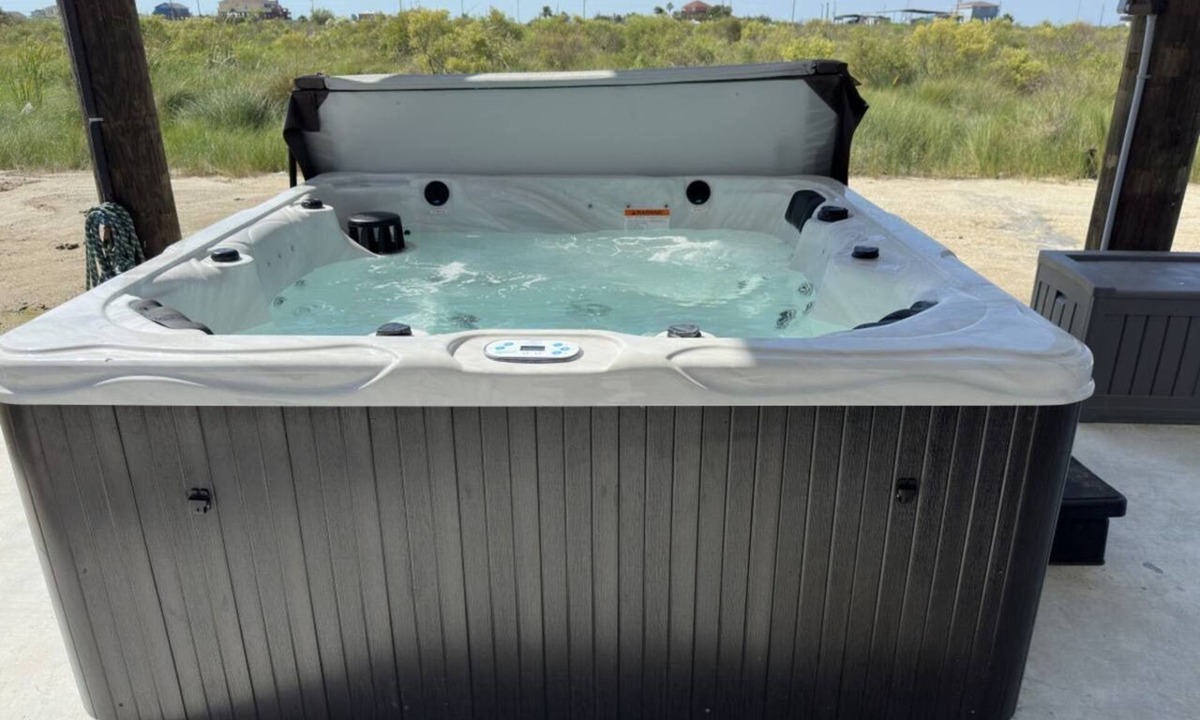 Gilchrist House | Blue Lagoon - Hot Tub, Golf Cart, Dog Friendly!