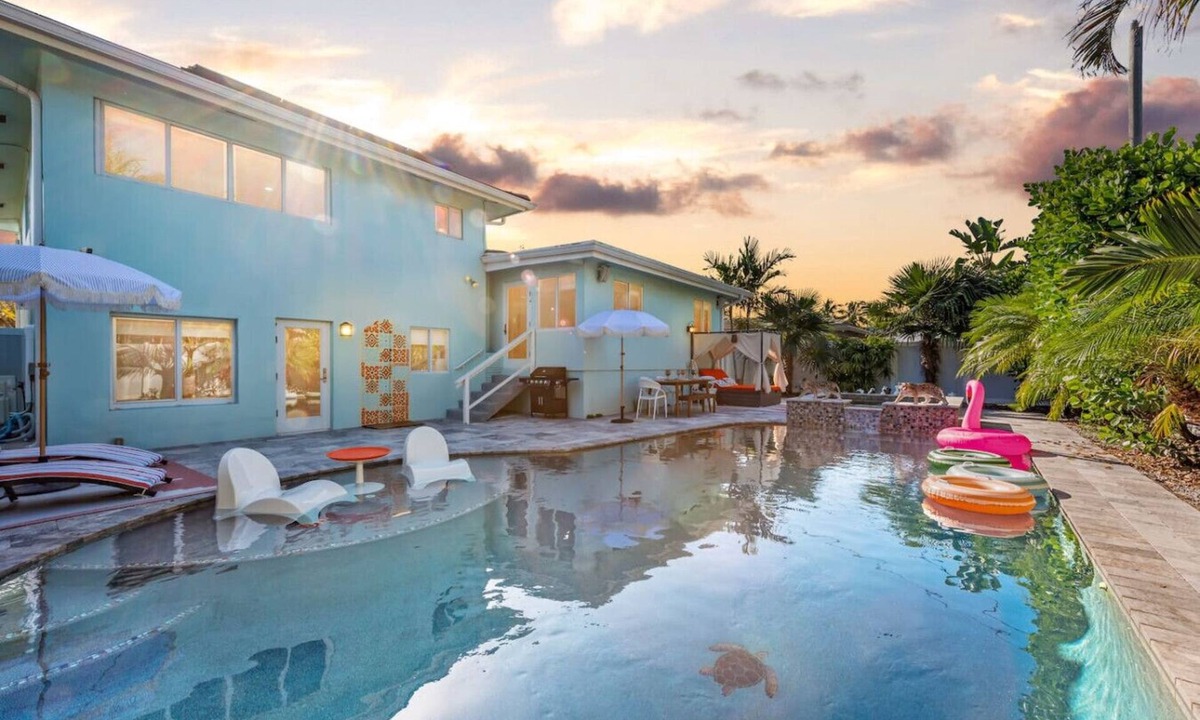 South Corals House | Boho Chic Villa I Pool & Spa I Game room Retreat and Private Cinema I EV charger
