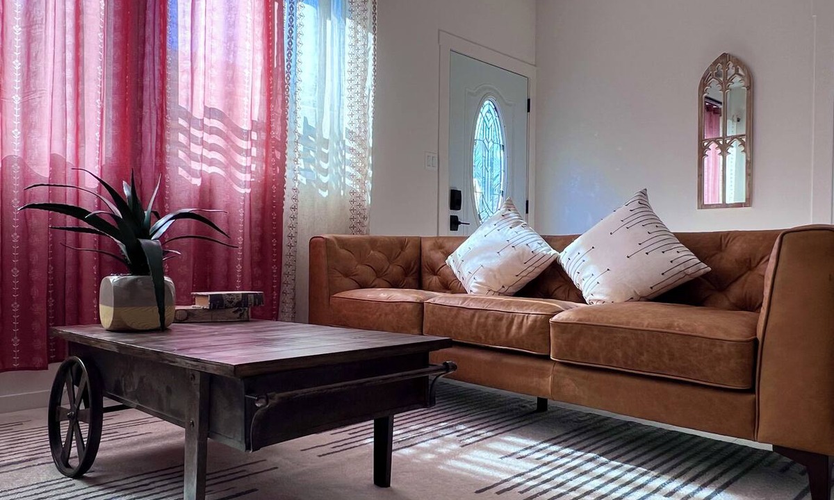 Alhambra House | Boho luxury 2 master suites, huge yard