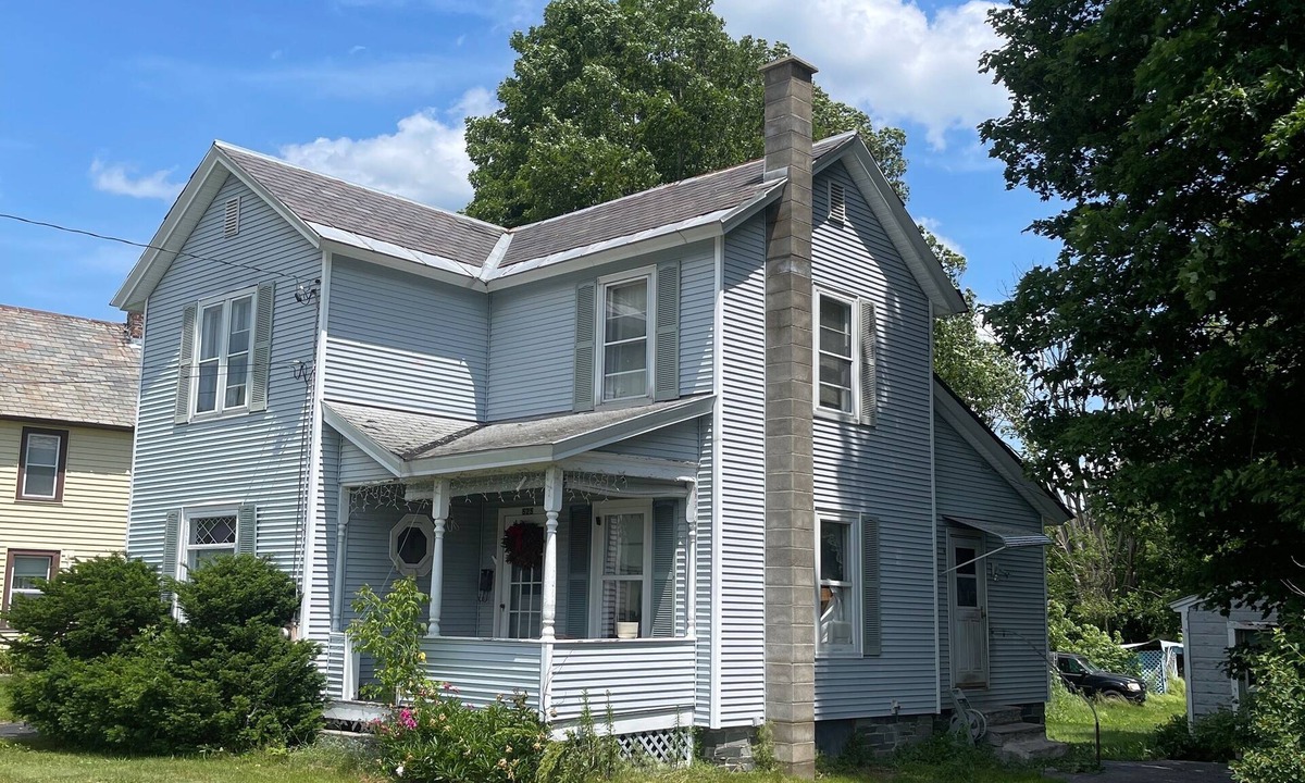 Poultney House | Bright and Cheery 3 Bedroom Home w/Wifi and Laundry