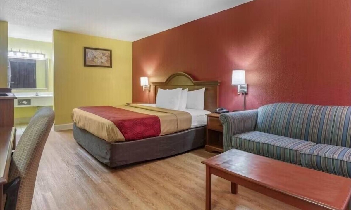 Douglas Hotel | Budget-Friendly Room w/King Bed & Outdoor Pool