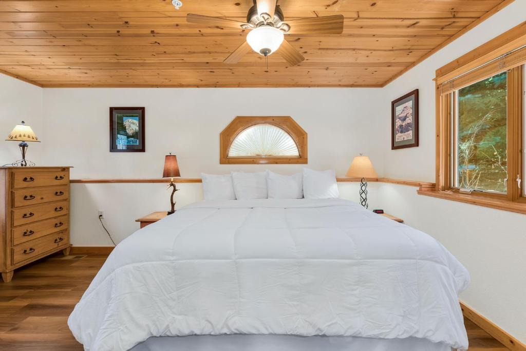 Fall River Estates Apartment | Bugle Pointe B20 by Estes Park Condos