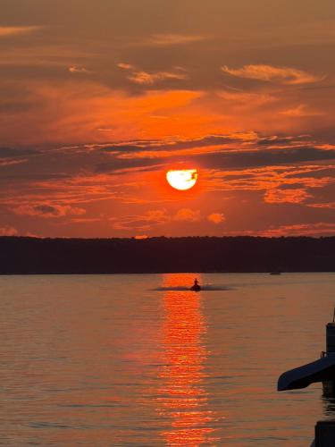 Town of Ledyard House | Cayuga Lake Holiday House - Waterfront & Sunset Views