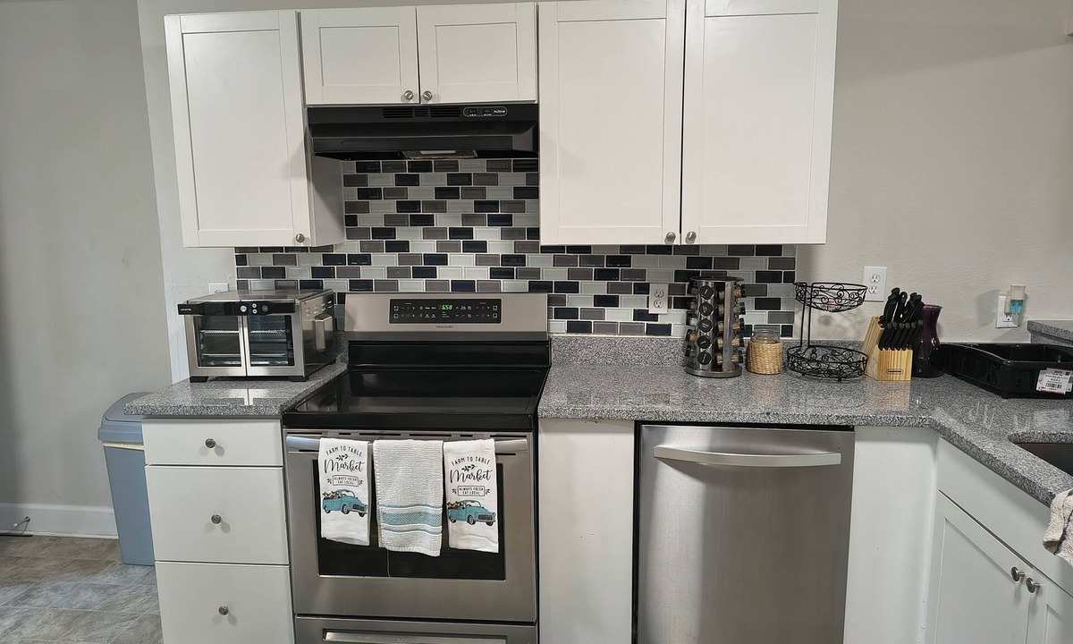 Jacksonville House | Centrally located 3-Bedroom Large Lot Country Family home in sunny Jacksonville