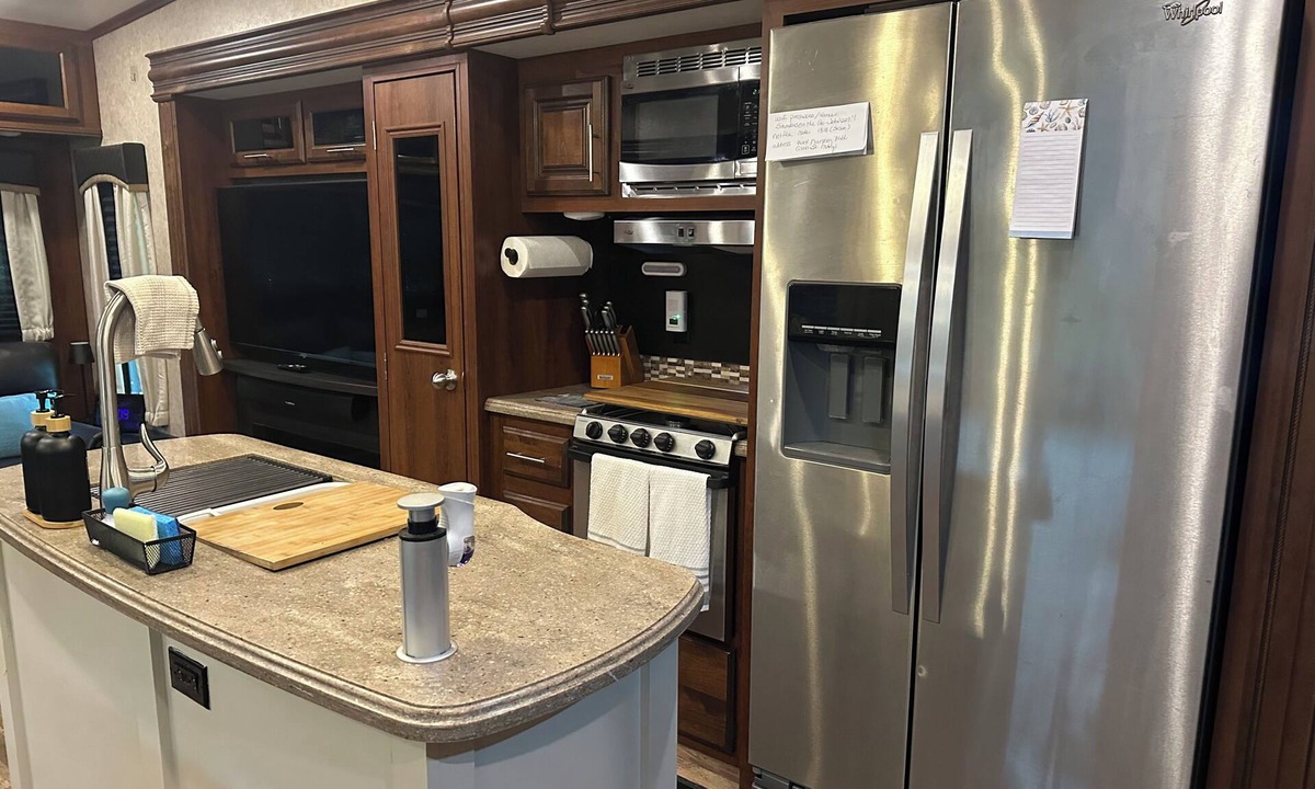 Baker County House | Charming 2-bedroom RV w full access to Beach tiki barpool 30 min Jacksonville