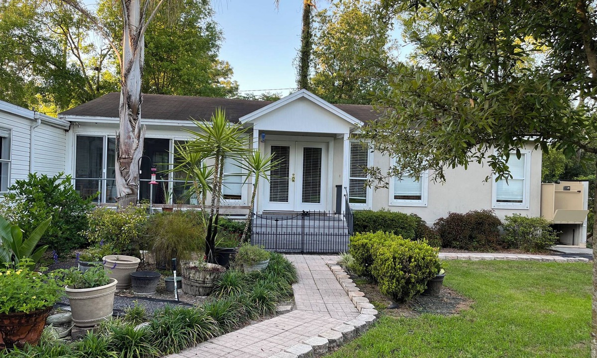 Del Rio Cottage | Charming 2-bedroom cottage with AC on an active horse farm in Mandarin