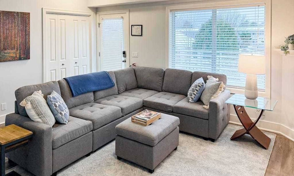 Douglas Condo | Charming 2BR/2BA Condo 1 Mile from Lake Michigan, with shared pool