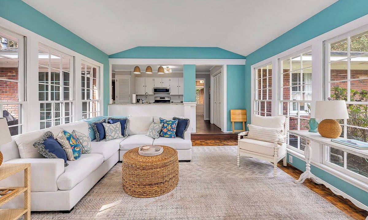 Saint Simons Heights House | Charming 3-bedroom mid island home with walking distance to Redfern Village