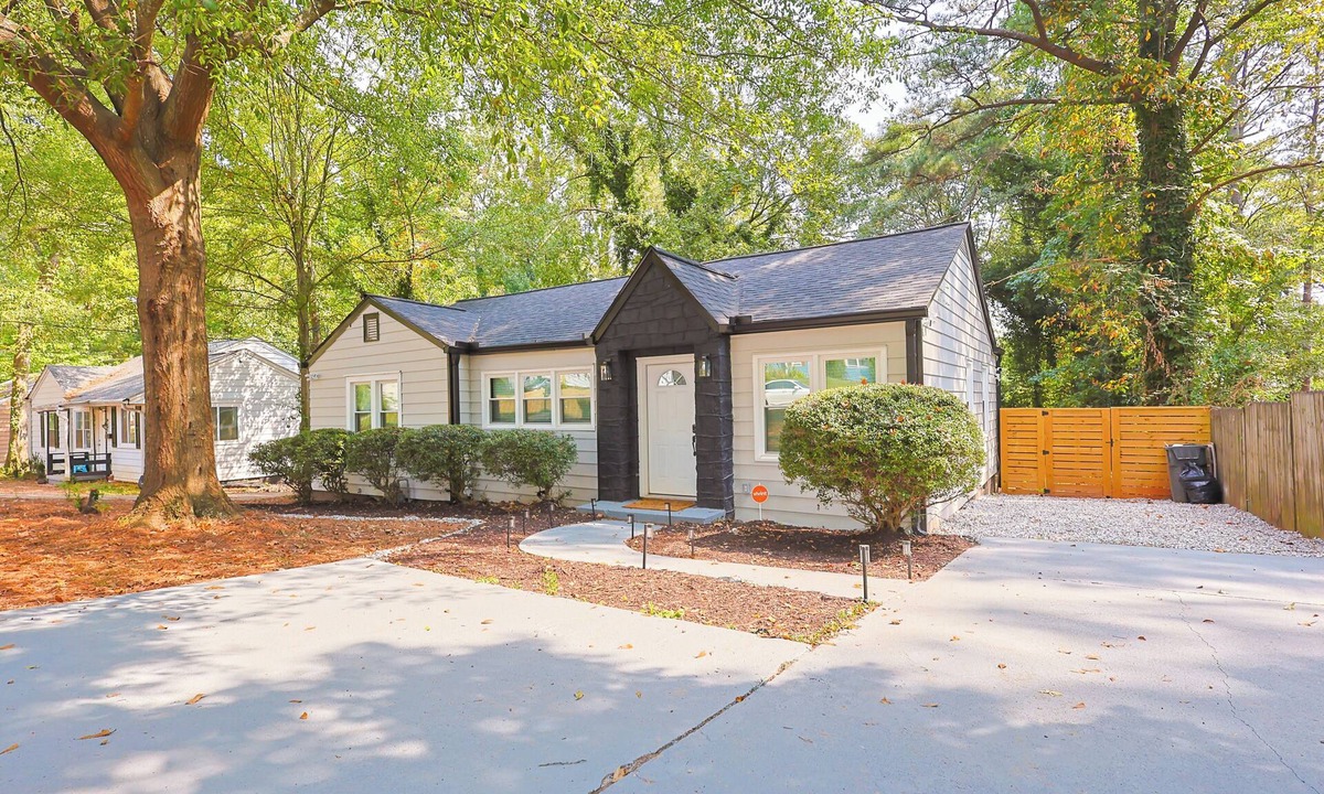 East Point House | Charming 3-bedroom house in fabulous East Point with AC, WiFi