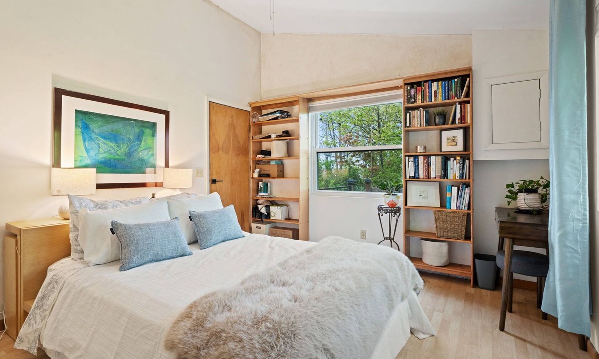 Sheldrake Cottage | Charming bookworm’s cottage near Cayuga Lake. Cozy, quiet, and perfect for relaxing getaways with your favorite reads.