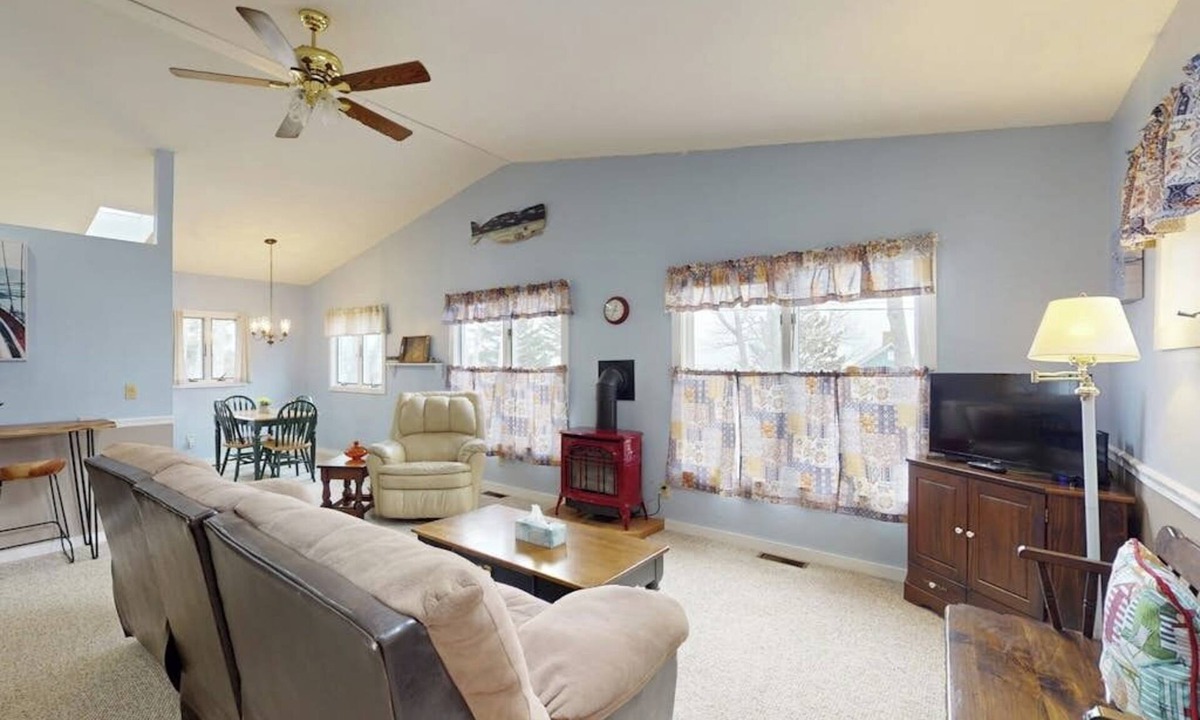 Chamberlain Cabin | Charming Cottage with Ocean Views, Wifi, and Washer and Dryer