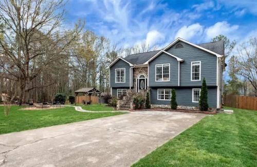 Hoschton House | Chateau Elan Family Home Retreat Fast WiFi Sleeps 10