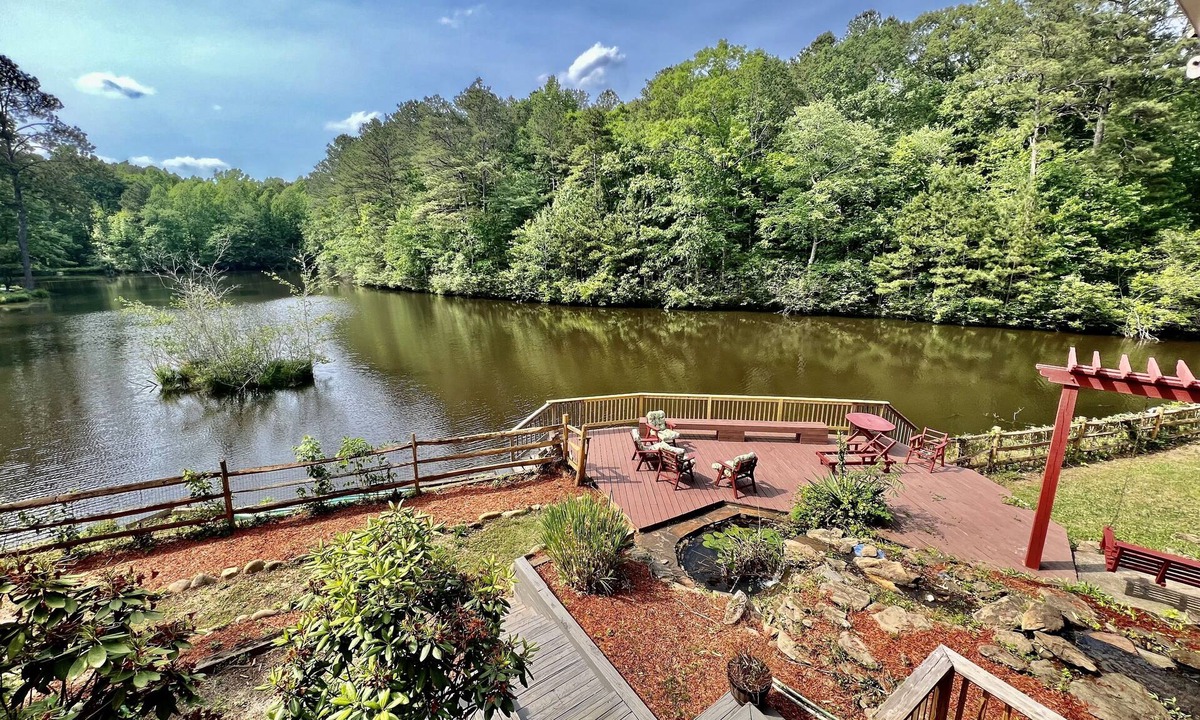 Acworth House | Château Resort on Lake with Pool