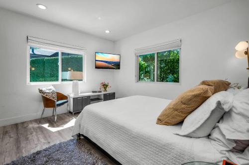 Valley Village House | Claudia's Bellaire Guesthouse
