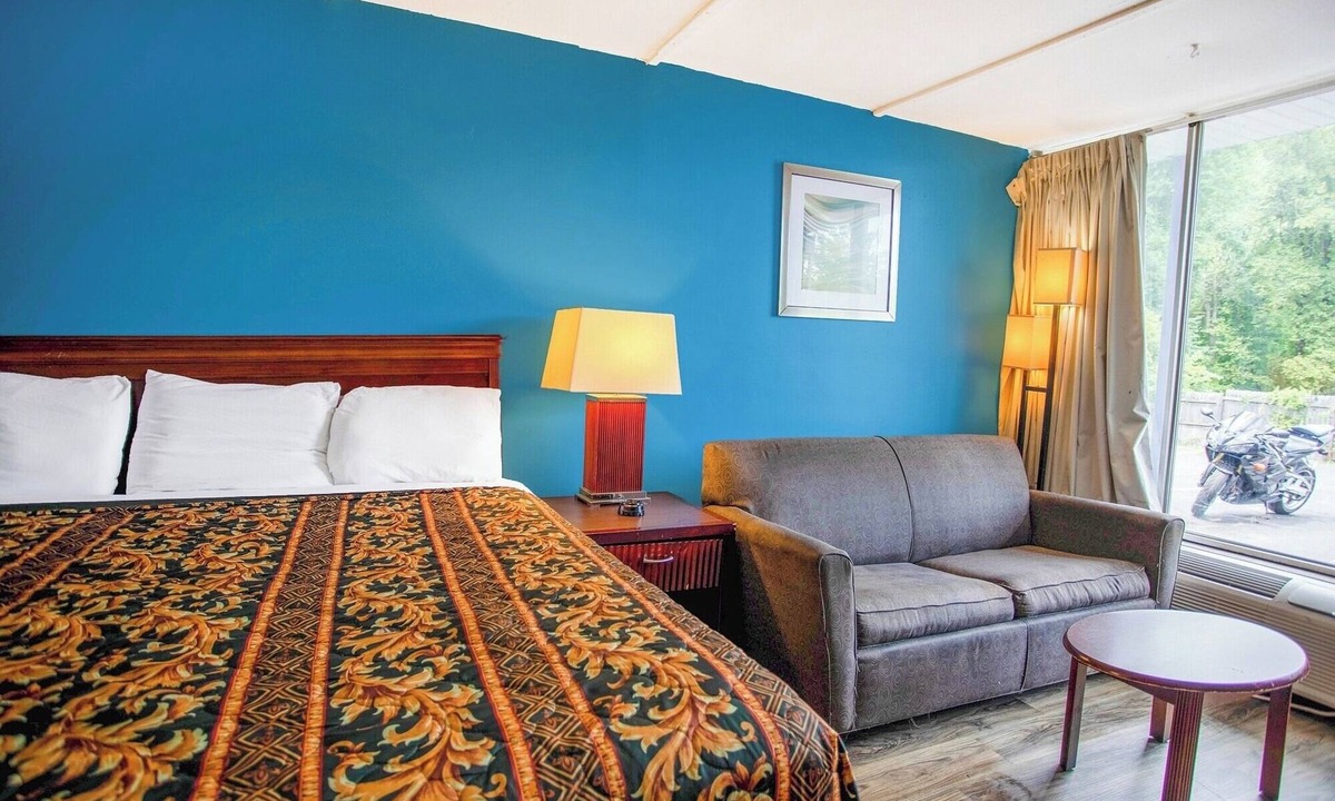 Kernersville Hotel | Clean and Practical Room Near Kernersville Lake Park – 4 Miles
